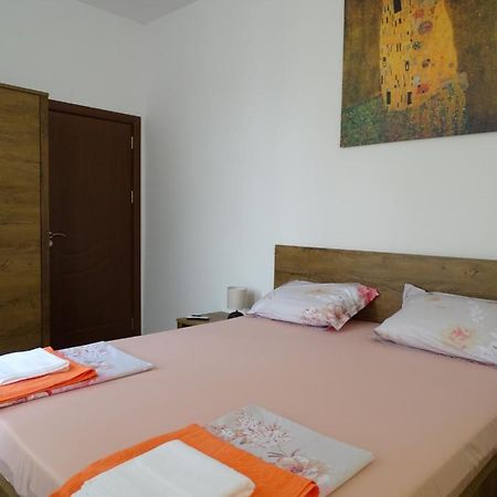 Charming Apartment In The Heart Of The Town 大特尔诺沃 外观 照片
